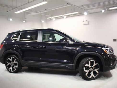 Used 2022 Volkswagen Taos SEL image 9