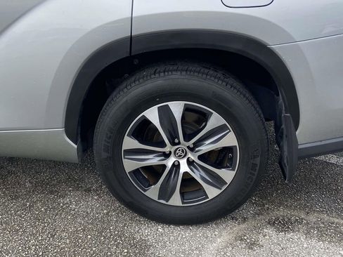 Used 2023 Toyota Highlander XLE image 6