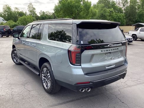 Used 2025 Chevrolet Suburban Z71 AWD/4WD image 2