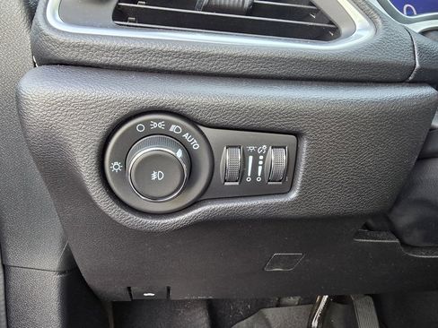 Used 2021 Chrysler Pacifica Limited w/ Uconnect Theater Family Group image 14