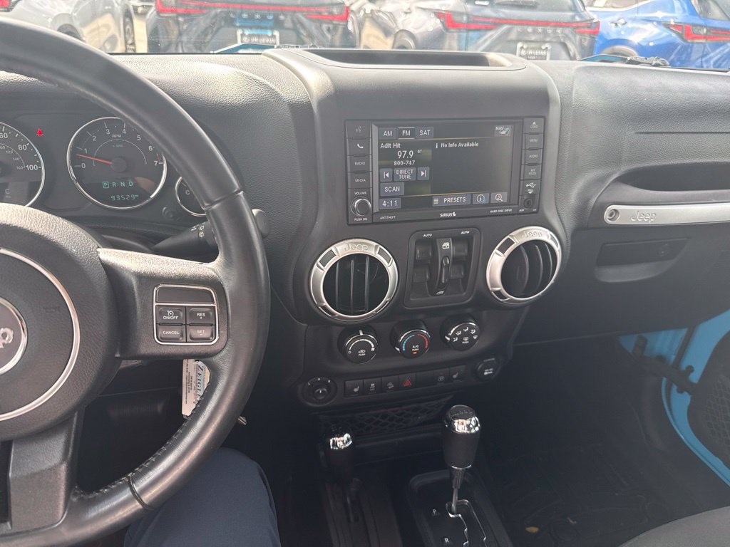 Used 2017 Jeep Wrangler Unlimited Sahara w/ Connectivity Group AWD/4WD image 7