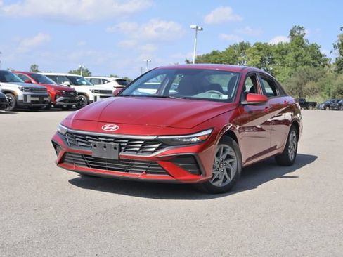 Used 2024 Hyundai Elantra SEL FWD image 2