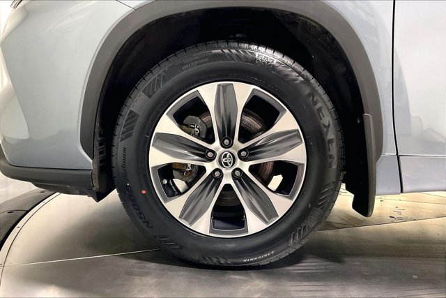 Certified 2024 Toyota Highlander XLE AWD/4WD image 10