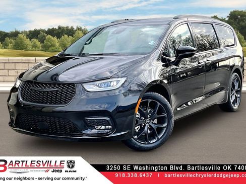 New 2026 Chrysler Pacifica Select image 1