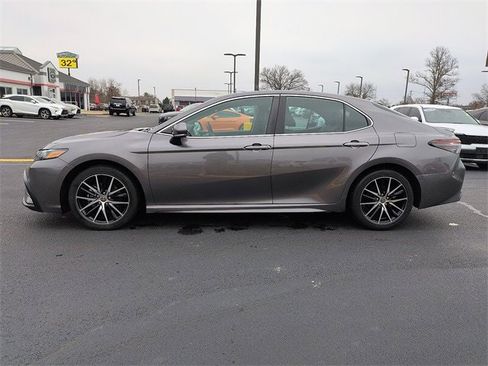 Used 2023 Toyota Camry SE image 4