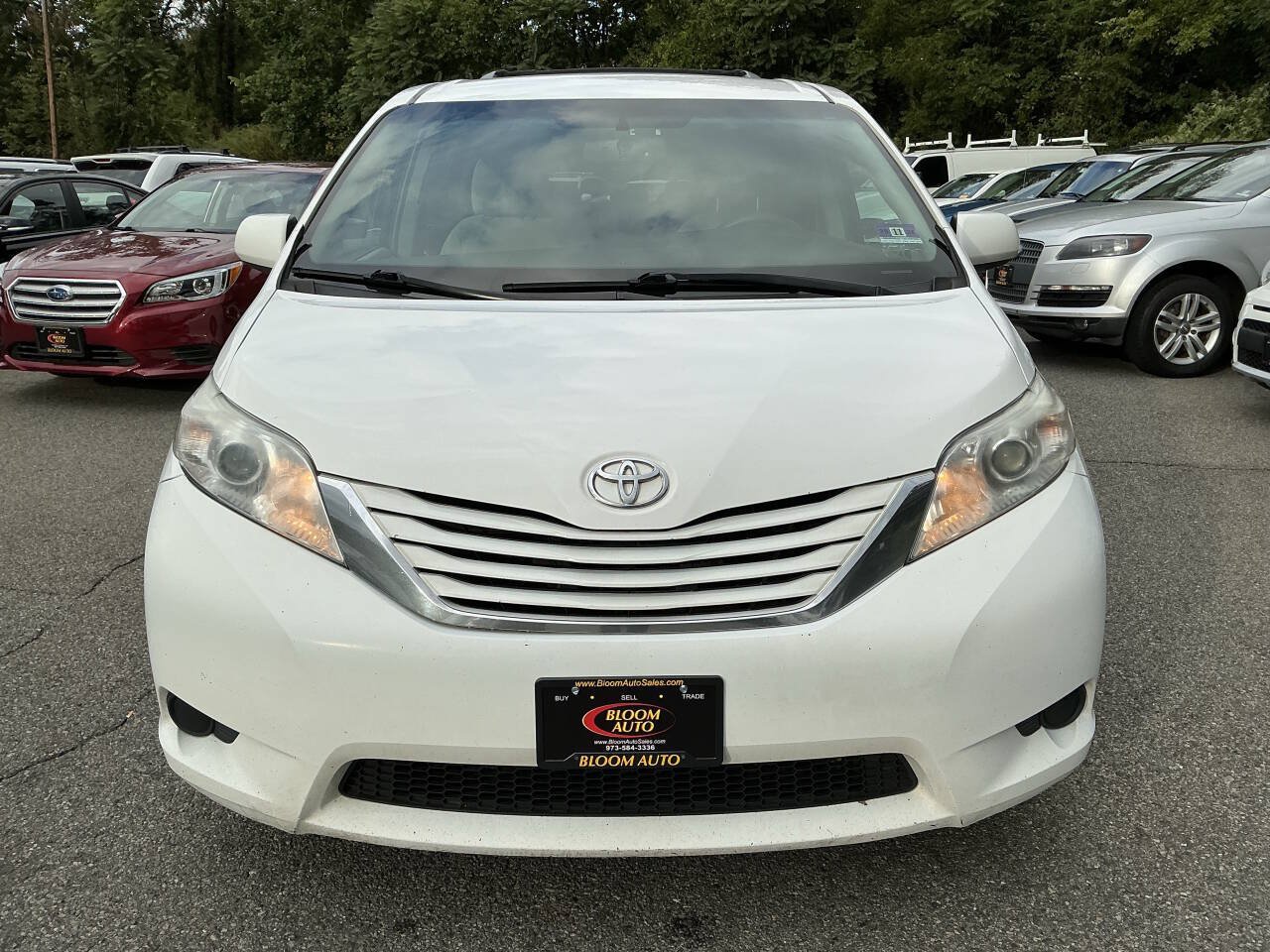 Used 2017 Toyota Sienna LE FWD image 2