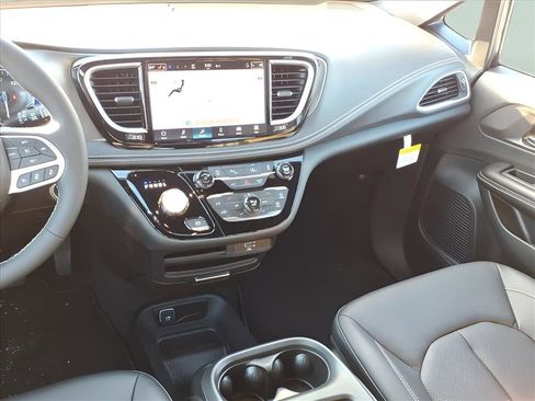 New 2026 Chrysler Pacifica Select image 15