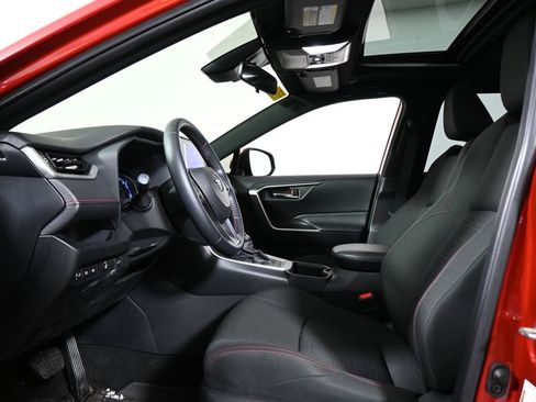 Used 2025 Toyota RAV4 SE image 3