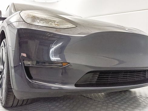 Used 2024 Tesla Model Y Long Range AWD/4WD image 18