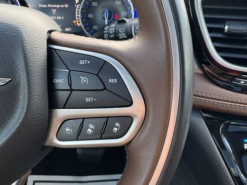 Used 2018 Chrysler Pacifica Limited w/ Tire & Wheel Group FWD image 62