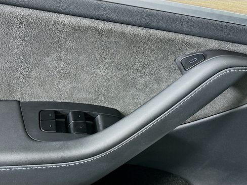 Used 2025 Tesla Model Y Long Range RWD image 15