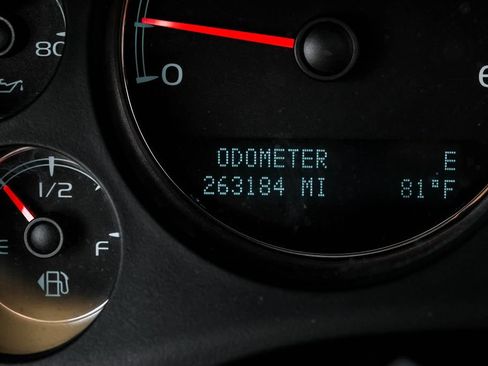 Used 2011 Chevrolet Tahoe LTZ RWD image 16
