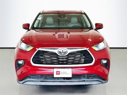Used 2023 Toyota Highlander XLE image 2