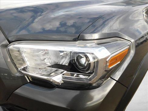 Used 2022 Toyota Tacoma TRD Off-Road AWD/4WD image 7