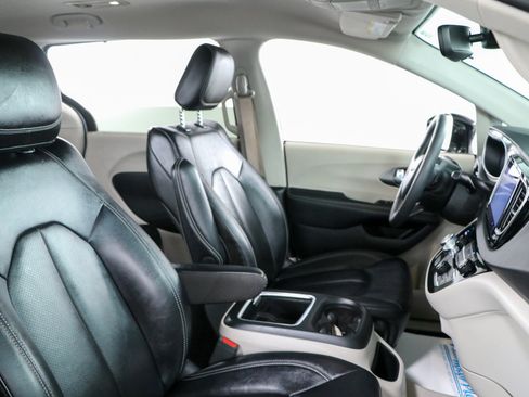 Used 2024 Chrysler Pacifica Touring-L FWD image 26