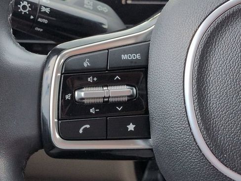 Used 2025 Kia Carnival FWD image 23