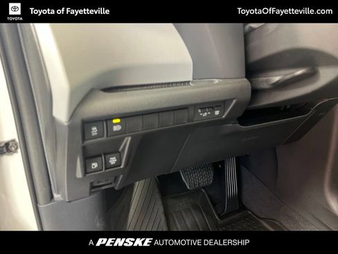 Used 2026 Toyota Sienna XLE FWD image 28