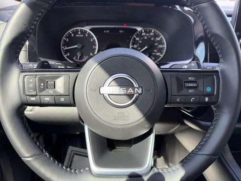 Used 2024 Nissan Pathfinder SL FWD image 11