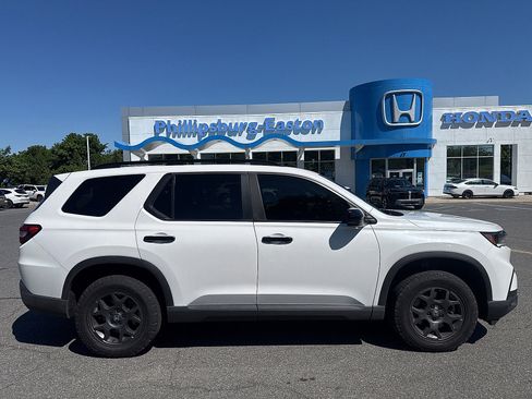 Used 2023 Honda Pilot TrailSport image 4