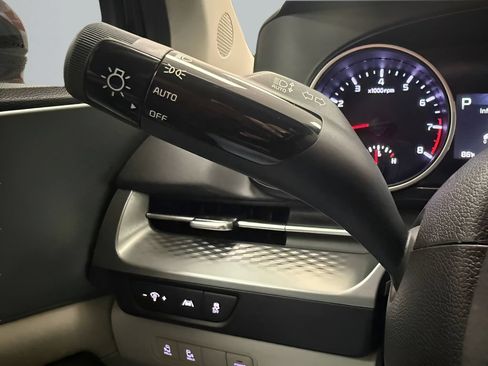 Used 2024 Kia Carnival LX FWD image 21