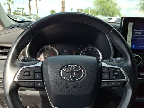 Used 2023 Toyota Highlander XLE FWD image 18