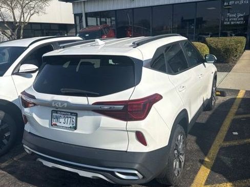 Used 2022 Kia Seltos EX image 2