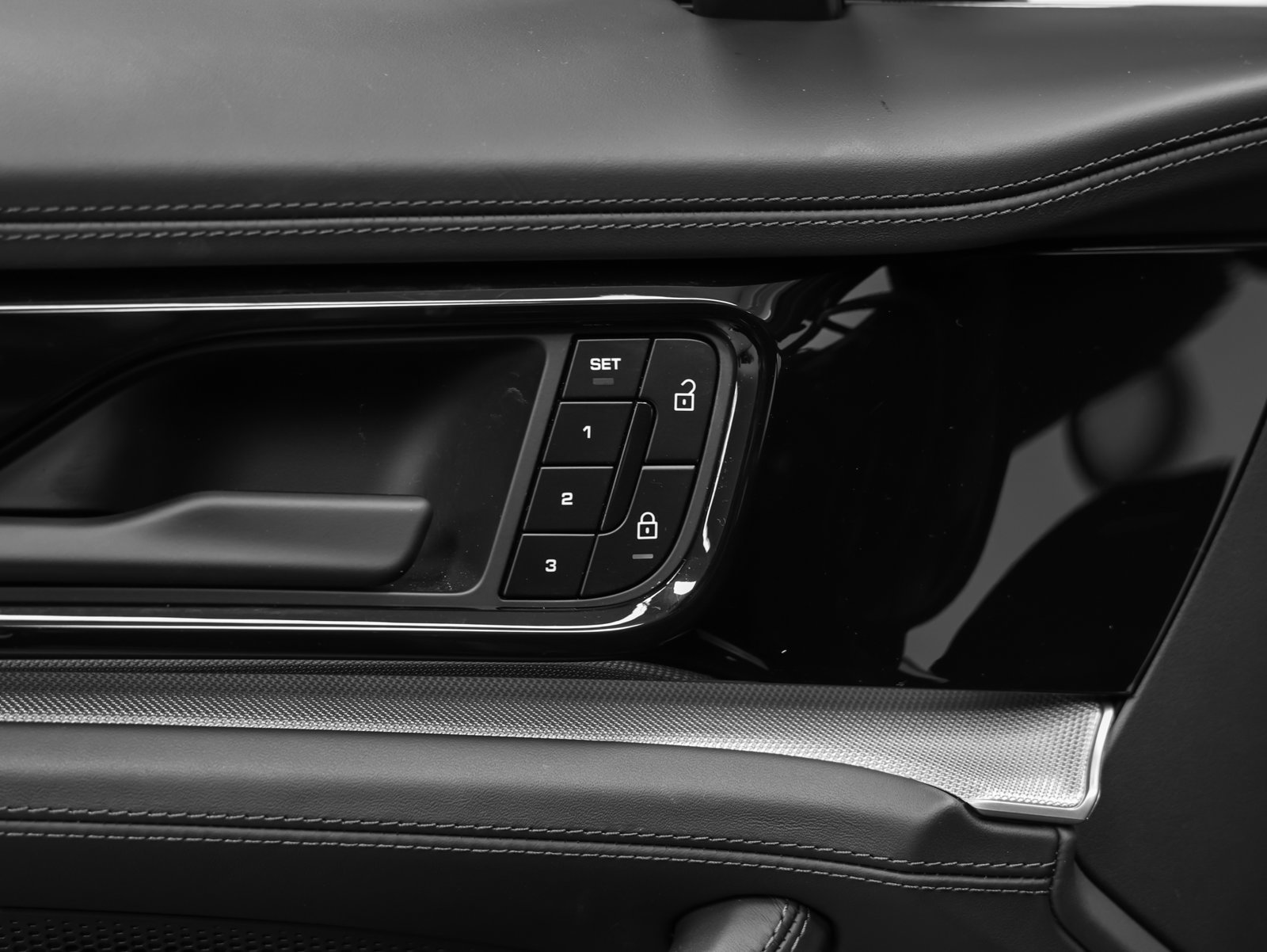 Certified 2025 Porsche Panamera 4 AWD/4WD image 28