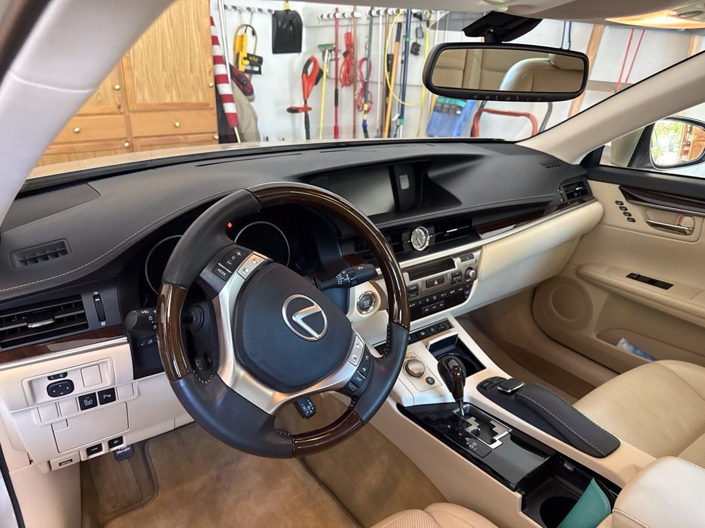 Used 2015 Lexus ES 350 w/ Ultra Luxury Package FWD image 12