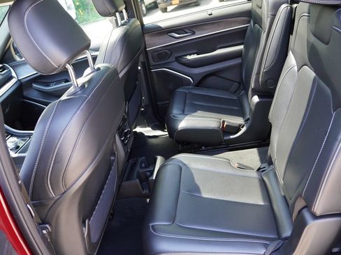 Certified 2025 Jeep Grand Cherokee L Limited w/ Luxury Tech Group II AWD/4WD image 17