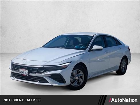 Used 2025 Hyundai Elantra SE FWD image 1