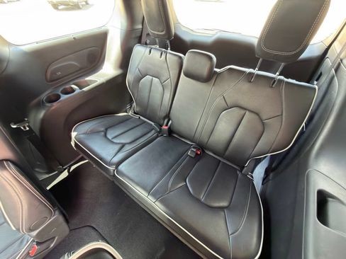 Used 2025 Chrysler Pacifica Limited FWD image 17