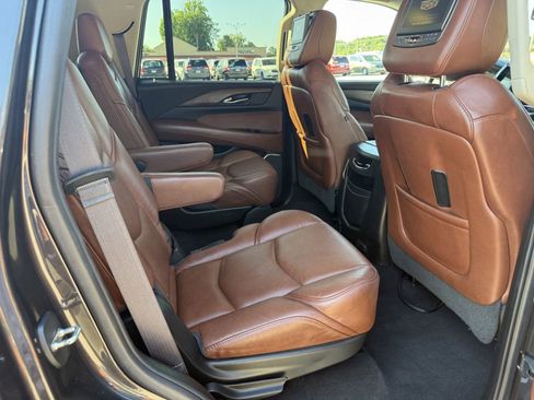 Used 2017 Cadillac Escalade Luxury AWD/4WD image 31