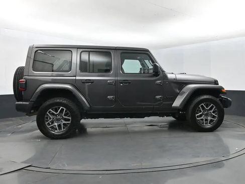 Used 2025 Jeep Wrangler Unlimited Sahara AWD/4WD image 4