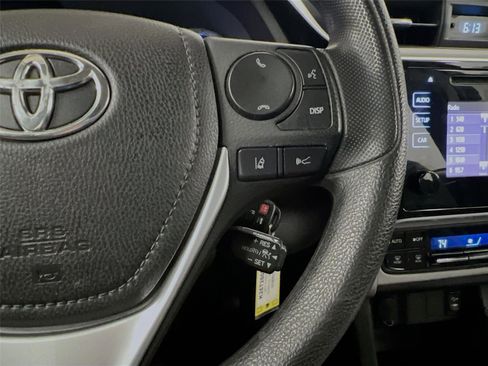Used 2017 Toyota Corolla LE image 29