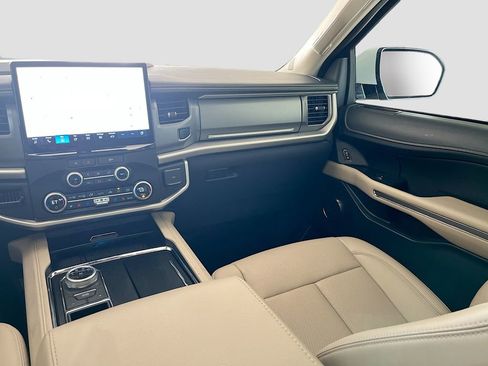 Used 2024 Ford Expedition XLT image 24