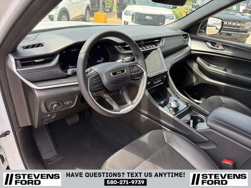 Used 2025 Jeep Grand Cherokee Altitude AWD/4WD image 13