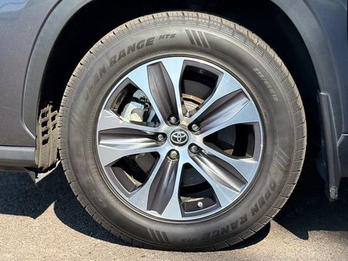 Used 2020 Toyota Highlander XLE AWD/4WD image 9
