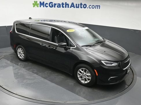 Used 2025 Chrysler Pacifica Select FWD image 3