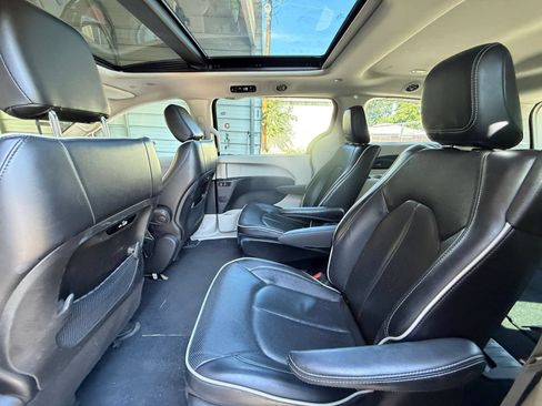Used 2023 Chrysler Pacifica Limited FWD image 27