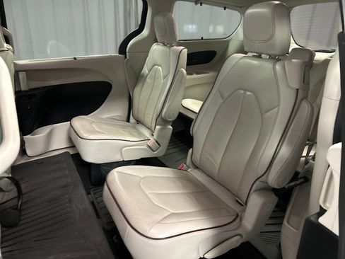 Used 2017 Chrysler Pacifica Limited FWD image 22