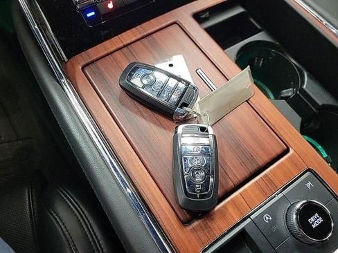 Used 2024 Lincoln Navigator Reserve image 16