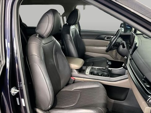 Used 2025 Kia Carnival FWD image 9