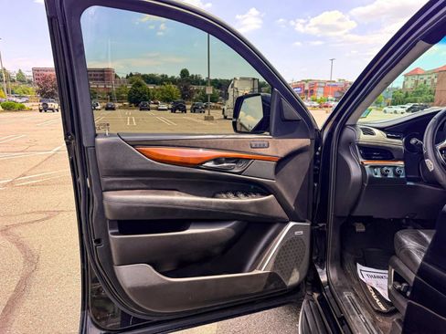 Used 2020 Cadillac Escalade ESV Luxury AWD/4WD image 9