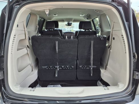 Used 2023 Chrysler Pacifica Touring-L image 17