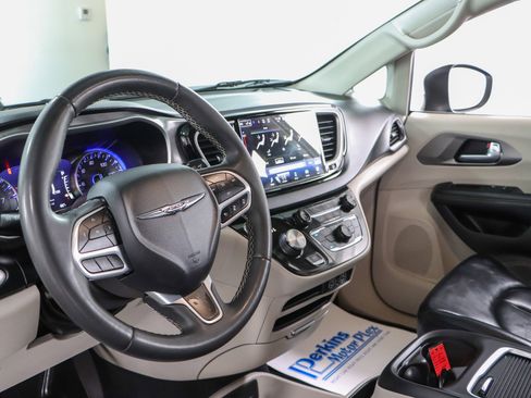 Used 2023 Chrysler Pacifica Touring-L image 22