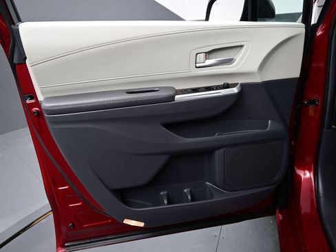 Used 2023 Toyota Sienna XLE FWD image 9