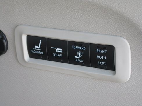 Used 2018 Chrysler Pacifica Limited FWD image 31