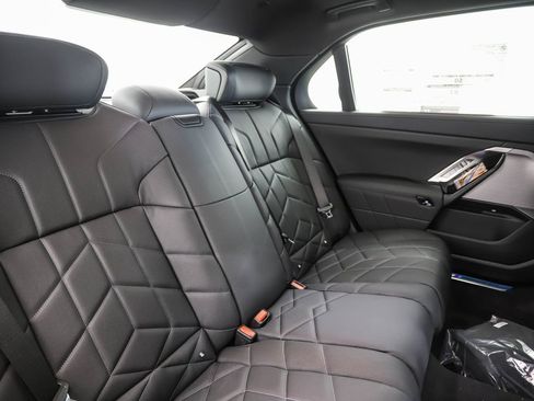 Used 2025 BMW i7 xDrive60 image 28