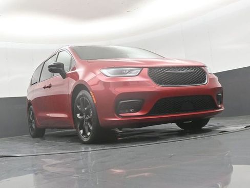 Used 2025 Chrysler Pacifica Limited FWD image 46