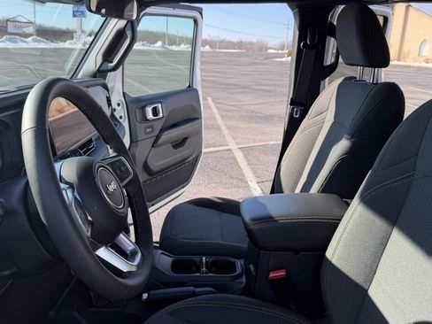 Used 2025 Jeep Wrangler Sahara image 12